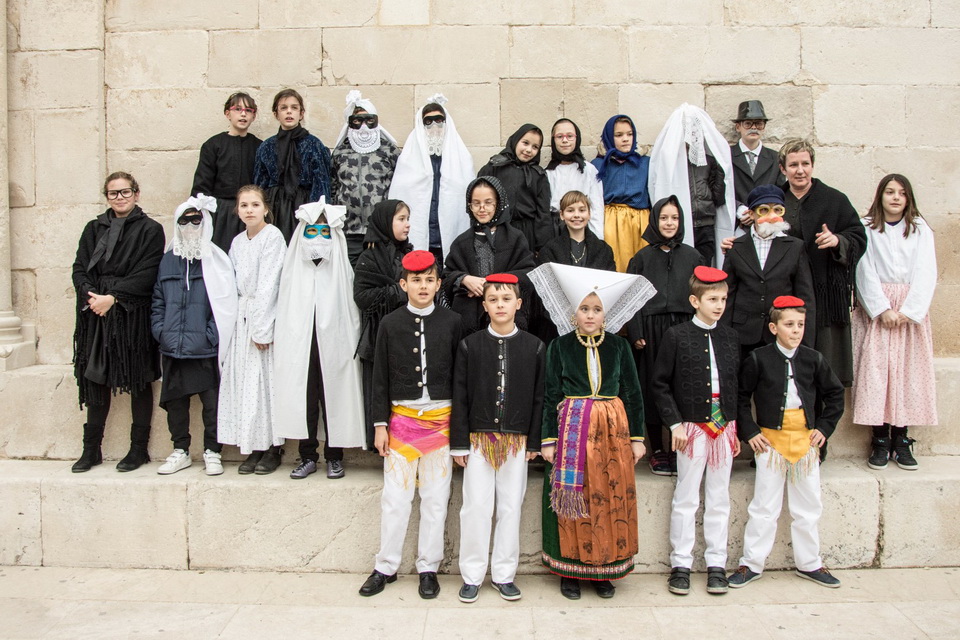 Paški zimski karneval 2017.- Maškarane skupine u karnevalskoj povorci Paški zimski karneval 2017.- Maškarane skupine u karnevalskoj povorci