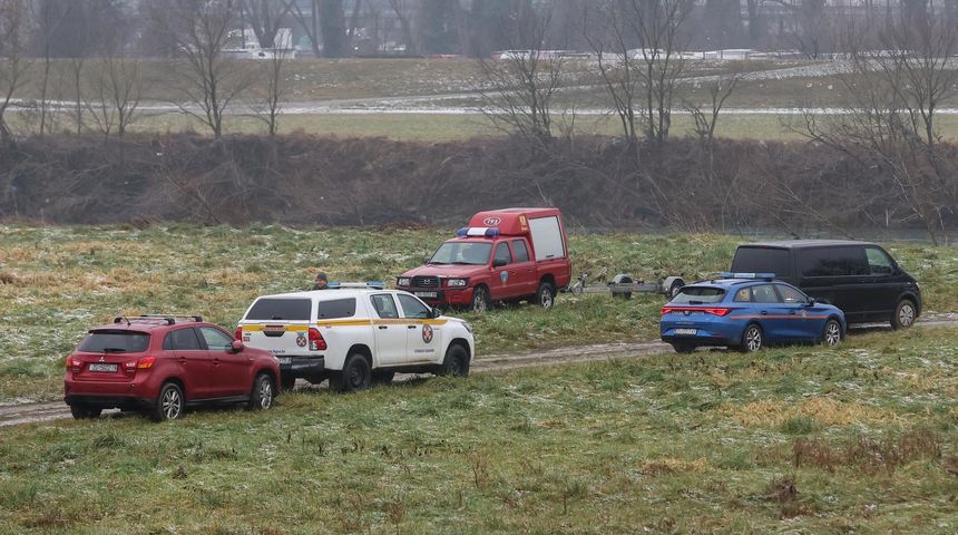 Vatrogasci, policija i HGSS se pripremaju za nastavak potrage za djetetom u rijeci Savi Vatrogasci, policija i HGSS se pripremaju za nastavak potrage za djetetom u rijeci Savi