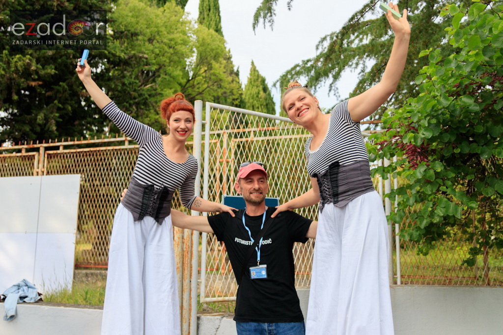 Simboličnim rušenjem zida započeo je urbani festival KvartArt na Voštarnici