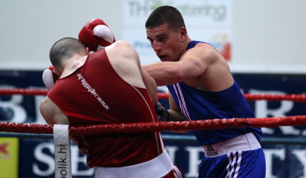 Zadar, 200413. 
Dvorana Kresimira Cosica. 
Prvenstvo Hrvatske u boksu. 
Na fotografiji: Josip Bepo Filipi (Zlatna rukavica, plavi) i Marin Mindoljevic (Marijan, crveni).
Foto: Jure Miskovic / CROPIX