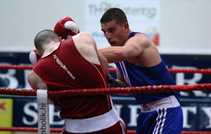 Zadar, 200413.
Dvorana Kresimira Cosica.
Prvenstvo Hrvatske u boksu.
Na fotografiji: Josip Bepo Filipi (Zlatna rukavica, plavi) i Marin Mindoljevic (Marijan, crveni).
Foto: Jure Miskovic / CROPIX Zadar, 200413.
Dvorana Kresimira Cosica.
Prvenstvo Hrvatske u boksu.
Na fotografiji: Josip Bepo Filipi (Zlatna rukavica, plavi) i Marin Mindoljevic (Marijan, crveni).
Foto: Jure Miskovic / CROPIX