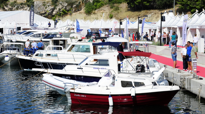 Sibenik ,160910.
Marina Mandalina
Treci Adriatic Boat Show otvoren i traje 4 dana u kojem ce posjetitelji imati priliku vidjeti preko 150 plovila i preko 175 standova sa ponudom svega vezanog more i brodove
na slici izlozbeni brodovi.
Foto: Niksa Stipanic