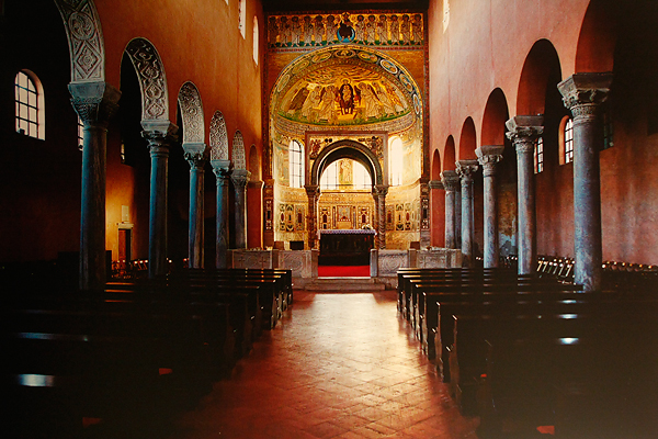 Izložba fotografija Ive Pervana i Mladena Radolovića Mrlje u crkvi SV.Donata Izložba fotografija Ive Pervana i Mladena Radolovića Mrlje u crkvi SV.Donata