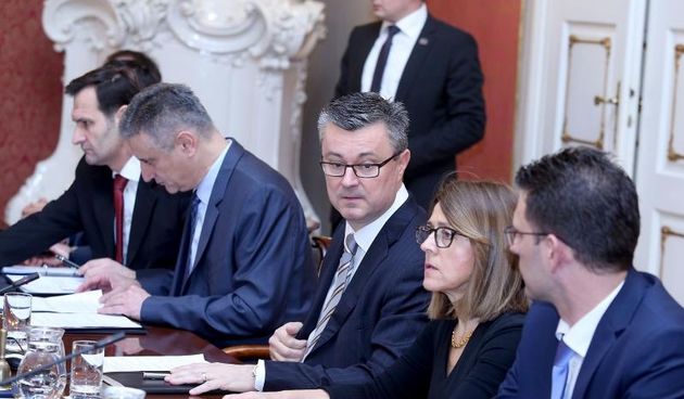 U Banskim dvorima odrzana je prva sjednica Vlade Tihomira Oreskovica. Na pocetku su ministri podnijeli izvjesca o preuzimanju ministarstva, a nakon toga je donesen niz uredbi o ogranizaciji i funkcioniranju Vlade RH. Miro Kovac, Tomislav Karamarko, Tihomi