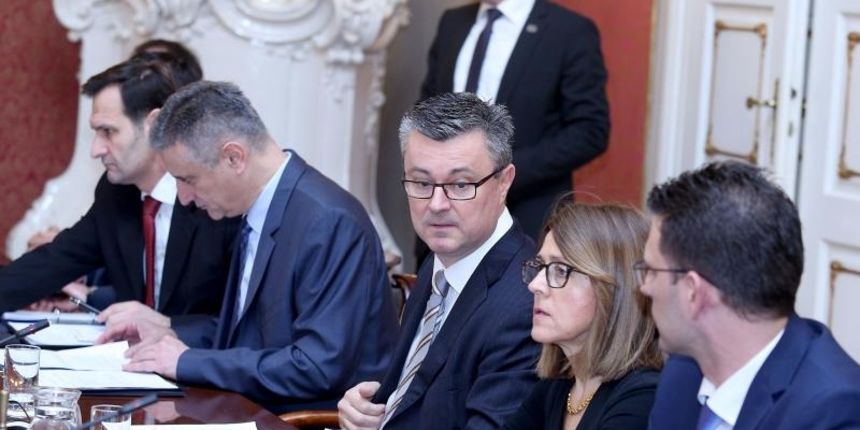 U Banskim dvorima odrzana je prva sjednica Vlade Tihomira Oreskovica. Na pocetku su ministri podnijeli izvjesca o preuzimanju ministarstva, a nakon toga je donesen niz uredbi o ogranizaciji i funkcioniranju Vlade RH. Miro Kovac, Tomislav Karamarko, Tihomi