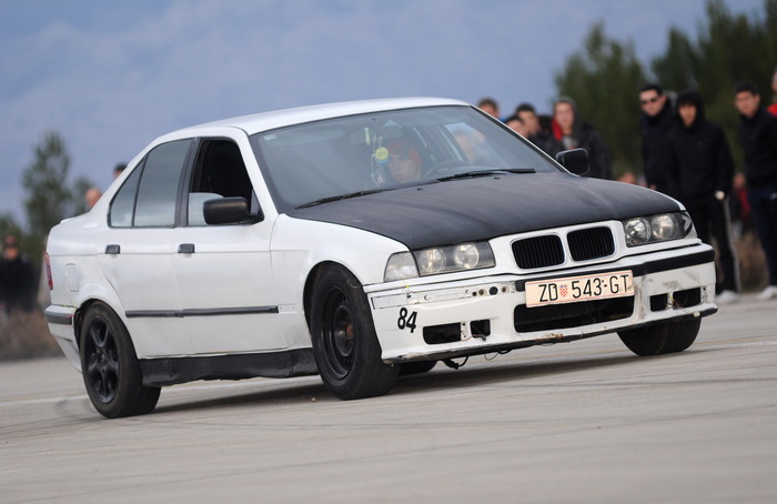 Sepurine, 220112
Na pisti vojarne Sepurine nedaleko od Zadra, okupili su se ljubitelji automoto sporta. Do trenutka kad je policija prekinula aktivnosti na pisti, automobili i motocikli su se utrkivali i izvodili raznorazne akrobacije na odusevljenje pris Sepurine, 220112
Na pisti vojarne Sepurine nedaleko od Zadra, okupili su se ljubitelji automoto sporta. Do trenutka kad je policija prekinula aktivnosti na pisti, automobili i motocikli su se utrkivali i izvodili raznorazne akrobacije na odusevljenje pris