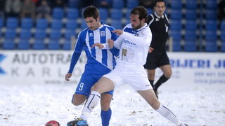 Karlovac, 271110.
Gradski stadion Karlovac
Nogometna utakmica 17. kola Prve HNL izmedju NK Karlovac i NK Zadar.
Na slici: Enes Novicic (NK Karlovac) u borbi za loptu.
Foto: Sime Sokota / CROPIX Karlovac, 271110.
Gradski stadion Karlovac
Nogometna utakmica 17. kola Prve HNL izmedju NK Karlovac i NK Zadar.
Na slici: Enes Novicic (NK Karlovac) u borbi za loptu.
Foto: Sime Sokota / CROPIX