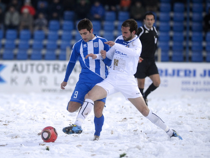 Karlovac, 271110.
Gradski stadion Karlovac
Nogometna utakmica 17. kola Prve HNL izmedju NK Karlovac i NK Zadar.
Na slici: Enes Novicic (NK Karlovac) u borbi za loptu.
Foto: Sime Sokota / CROPIX Karlovac, 271110.
Gradski stadion Karlovac
Nogometna utakmica 17. kola Prve HNL izmedju NK Karlovac i NK Zadar.
Na slici: Enes Novicic (NK Karlovac) u borbi za loptu.
Foto: Sime Sokota / CROPIX