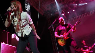 Pula, 180811.
Arena Fest 2011.
Na kraju koncertne sezone u pulskoj Areni na Arena Festu nastupaju tri europska benda: Apocalyptica, Guano Apes i Laibach.
Na slici: nastup Guano Apesa.
Foto: Goran Sebelic / CROPIX Pula, 180811.
Arena Fest 2011.
Na kraju koncertne sezone u pulskoj Areni na Arena Festu nastupaju tri europska benda: Apocalyptica, Guano Apes i Laibach.
Na slici: nastup Guano Apesa.
Foto: Goran Sebelic / CROPIX