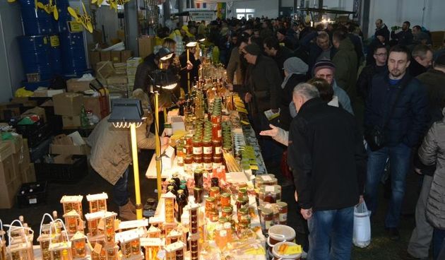 Bjelovar, Gudovac – Na sajamskom prostoru u Gudovcu otvoren dvodnevni 11. medjunarodni pcelarski sajam koji okuplja oko 130 izlagaca, a koji ce na uvid dati najnovija dostignuca u pselarskoj proizvodnji. Ujedno se odrzava i prodajna izlozba meda i svih pc