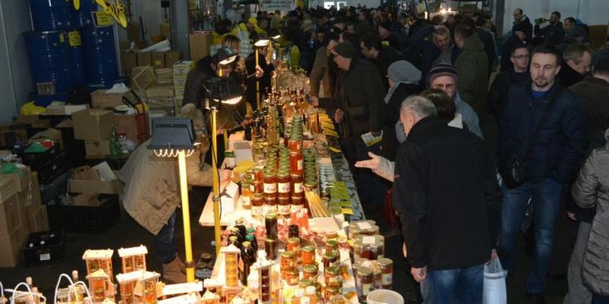 Bjelovar, Gudovac – Na sajamskom prostoru u Gudovcu otvoren dvodnevni 11. medjunarodni pcelarski sajam koji okuplja oko 130 izlagaca, a koji ce na uvid dati najnovija dostignuca u pselarskoj proizvodnji. Ujedno se odrzava i prodajna izlozba meda i svih pc Bjelovar, Gudovac – Na sajamskom prostoru u Gudovcu otvoren dvodnevni 11. medjunarodni pcelarski sajam koji okuplja oko 130 izlagaca, a koji ce na uvid dati najnovija dostignuca u pselarskoj proizvodnji. Ujedno se odrzava i prodajna izlozba meda i svih pc