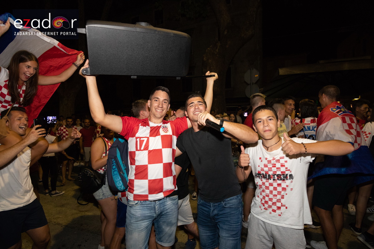 Čudesna noć: Velika fešta ulicama Zadra nakon plasmana Vatrenih u finale SP Čudesna noć: Velika fešta ulicama Zadra nakon plasmana Vatrenih u finale SP