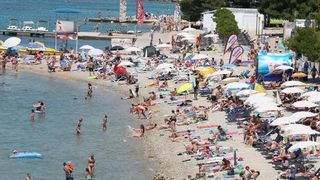 Uživanje u ljetu na vodičkim plažama. Photo: Duško Jaramaz/PIXSELL Uživanje u ljetu na vodičkim plažama. Photo: Duško Jaramaz/PIXSELL