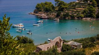 Uvala Lovrečina: Egzotična pješčana oaza na Braču u kojoj su uživali i stari Rimljani Uvala Lovrečina: Egzotična pješčana oaza na Braču u kojoj su uživali i stari Rimljani