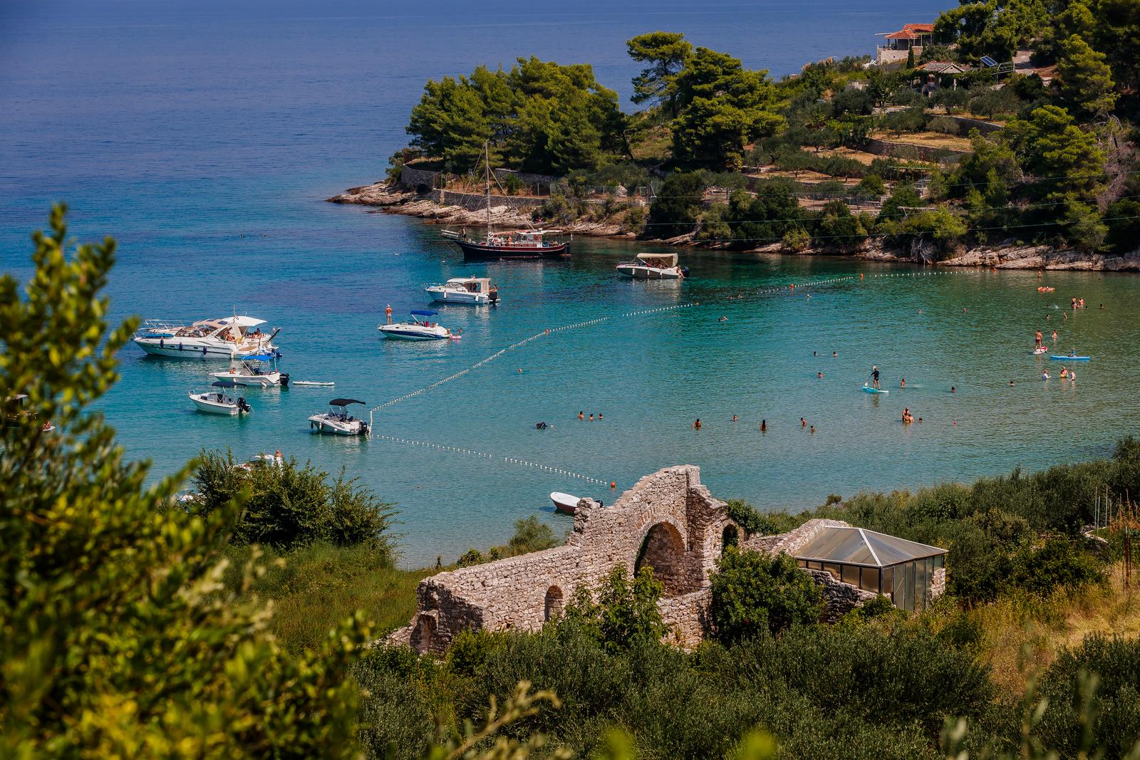 Uvala Lovrečina: Egzotična pješčana oaza na Braču u kojoj su uživali i stari Rimljani Uvala Lovrečina: Egzotična pješčana oaza na Braču u kojoj su uživali i stari Rimljani