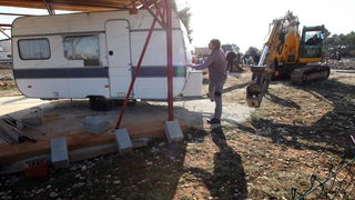 Vir, 190213.
Otok Vir. 
Kao sto je i najavljeno, pocelo je rusenje ilegalnih objekata. Polazisna tocka bagera je otok Vir na kojem je oko 8.000 bespravno izgradjenih objekata. Nesto prije 9 sati prvi je bager stigao na taj otok. Policija asistira na podru