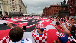 Hrvatski navijači u centru Moskve razvili divovsku zastavu Hrvatski navijači u centru Moskve razvili divovsku zastavu