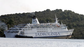 Kornati, Otok Sit, 261009 .
Putnicki brod Marko Polo nasukao se prekjucer unutar otoka Sita na sjeverozapadnoj strani. 
Marko Polo je provom zaorao barem desetak metara u kopno, srusio morske stijene i raslinje, probio zid ograde obitelji Kovacev i zausta