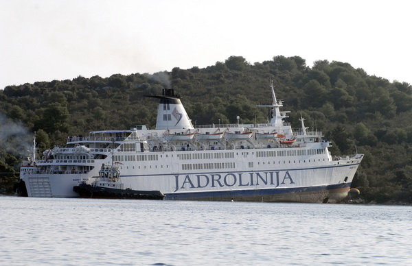 Kornati, Otok Sit, 261009 .
Putnicki brod Marko Polo nasukao se prekjucer unutar otoka Sita na sjeverozapadnoj strani. 
Marko Polo je provom zaorao barem desetak metara u kopno, srusio morske stijene i raslinje, probio zid ograde obitelji Kovacev i zausta