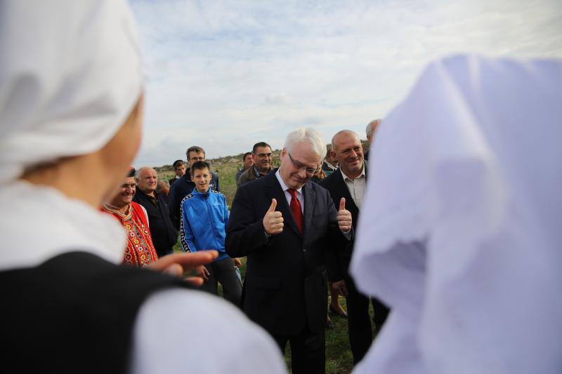 09.11.2013., Tinj – Predsjednik RH Ivo Josipovic posjetio je poljoprivrednike u Tinju te poljoprivrednu zadrugu Maraska Tinj koja je vazan dobavljac visnje maraske za zadarsku tvrtku Maraska d.d. Photo: Filip Brala/PIXSELL