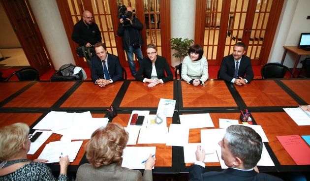 Zagreb – Stranka Odrzvi razvoj Hrvatske (ORaH) na celu s Mirelom Holy predala je u Hrvatskom saboru svoje kandidacijske liste za parlamentarne izbore Drzavnom izbornom povjerenstvu (DIP) kojem su urucili i poklon iznenadjenja. Photo: Sanjin Strukic/PIXSEL