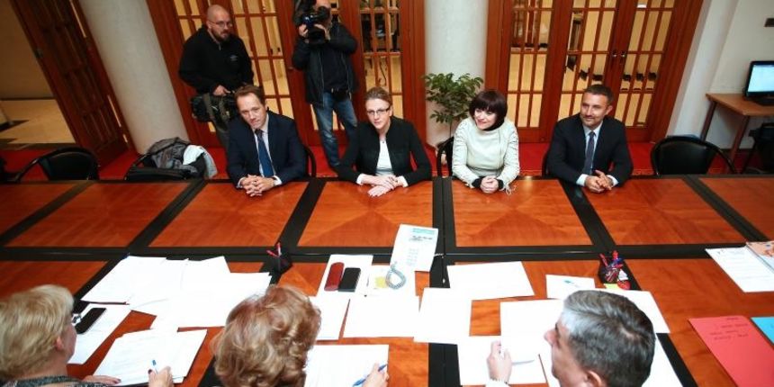 Zagreb – Stranka Odrzvi razvoj Hrvatske (ORaH) na celu s Mirelom Holy predala je u Hrvatskom saboru svoje kandidacijske liste za parlamentarne izbore Drzavnom izbornom povjerenstvu (DIP) kojem su urucili i poklon iznenadjenja. Photo: Sanjin Strukic/PIXSEL