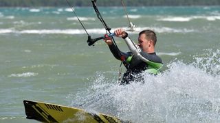 Jaka bura pružila je prigodu nekolicini kitesurfera da pokažu svoje umjeće na ninskoj plaži.  Photo: Dino Stanin/PIXSELL