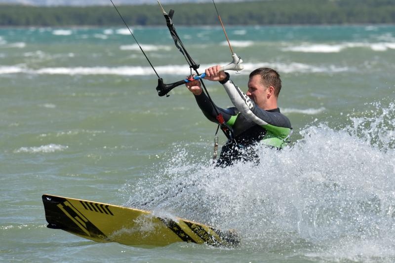 Jaka bura pružila je prigodu nekolicini kitesurfera da pokažu svoje umjeće na ninskoj plaži.  Photo: Dino Stanin/PIXSELL