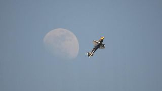 Aerodrom Vrsar domacin Red Bull Air Race Svjetskog prvenstva 2014. Red Bull Air Race okuplja najbolje svjetske pilote koji kombinacijom brzine, preciznosti i vjestine upravljaju okretnim avionima, provlaceci se kroz 25 m visoka vrata, do brzine od cak 370 Aerodrom Vrsar domacin Red Bull Air Race Svjetskog prvenstva 2014. Red Bull Air Race okuplja najbolje svjetske pilote koji kombinacijom brzine, preciznosti i vjestine upravljaju okretnim avionima, provlaceci se kroz 25 m visoka vrata, do brzine od cak 370