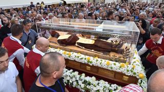Velik broj vjernika sudjelovalo u procesiji u kojoj je nošeno tijelo Leopolda Bogdana Mandića od crkve Gospe od zdravlja do katedrale sv. Stošije Velik broj vjernika sudjelovalo u procesiji u kojoj je nošeno tijelo Leopolda Bogdana Mandića od crkve Gospe od zdravlja do katedrale sv. Stošije