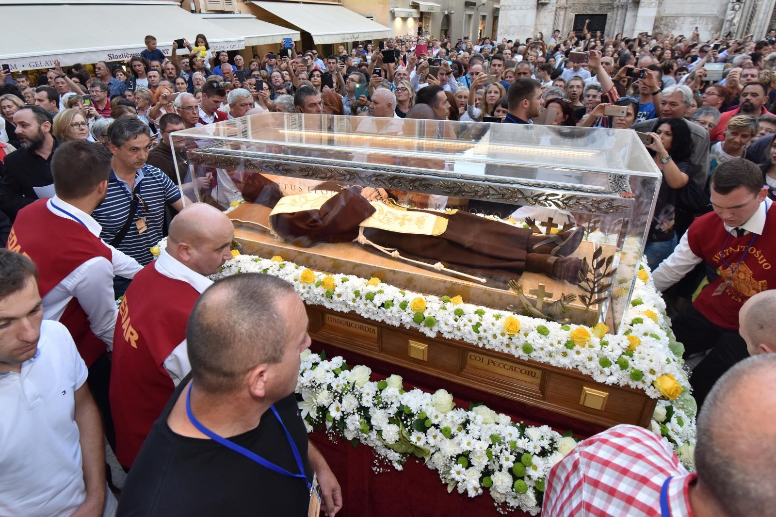 Velik broj vjernika sudjelovalo u procesiji u kojoj je nošeno tijelo Leopolda Bogdana Mandića od crkve Gospe od zdravlja do katedrale sv. Stošije Velik broj vjernika sudjelovalo u procesiji u kojoj je nošeno tijelo Leopolda Bogdana Mandića od crkve Gospe od zdravlja do katedrale sv. Stošije
