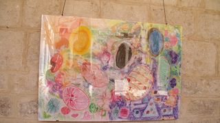 Izložba nosi naziv “Približavanje – stih i slika”, a otvara se u klaustru samostana Sv. Frane. Izložba nosi naziv “Približavanje – stih i slika”, a otvara se u klaustru samostana Sv. Frane.