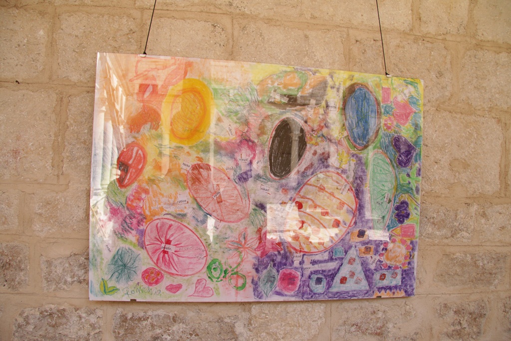 Izložba nosi naziv “Približavanje – stih i slika”, a otvara se u klaustru samostana Sv. Frane. Izložba nosi naziv “Približavanje – stih i slika”, a otvara se u klaustru samostana Sv. Frane.