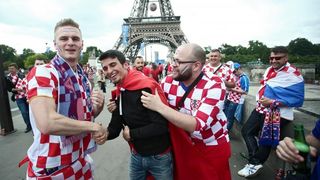 Euro 2016: Hrvatski navijači napravili fenomenalnu atmosferu u Parizu. Photo: Sanjin Strukić/PIXSELL Euro 2016: Hrvatski navijači napravili fenomenalnu atmosferu u Parizu. Photo: Sanjin Strukić/PIXSELL