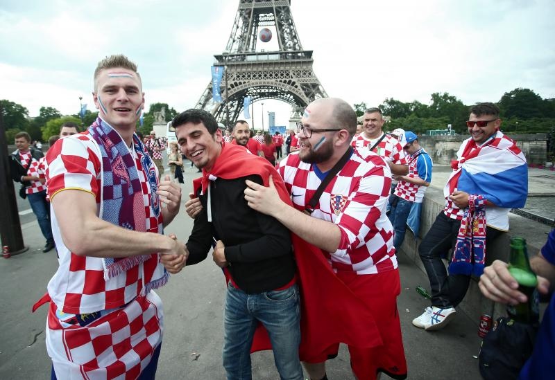 Euro 2016: Hrvatski navijači napravili fenomenalnu atmosferu u Parizu. Photo: Sanjin Strukić/PIXSELL Euro 2016: Hrvatski navijači napravili fenomenalnu atmosferu u Parizu. Photo: Sanjin Strukić/PIXSELL