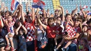 Šime Strikoman i nekoliko stotina Zadrana u Stanovima snimili milenijsku fotografiju u podrške Vatrenima Šime Strikoman i nekoliko stotina Zadrana u Stanovima snimili milenijsku fotografiju u podrške Vatrenima
