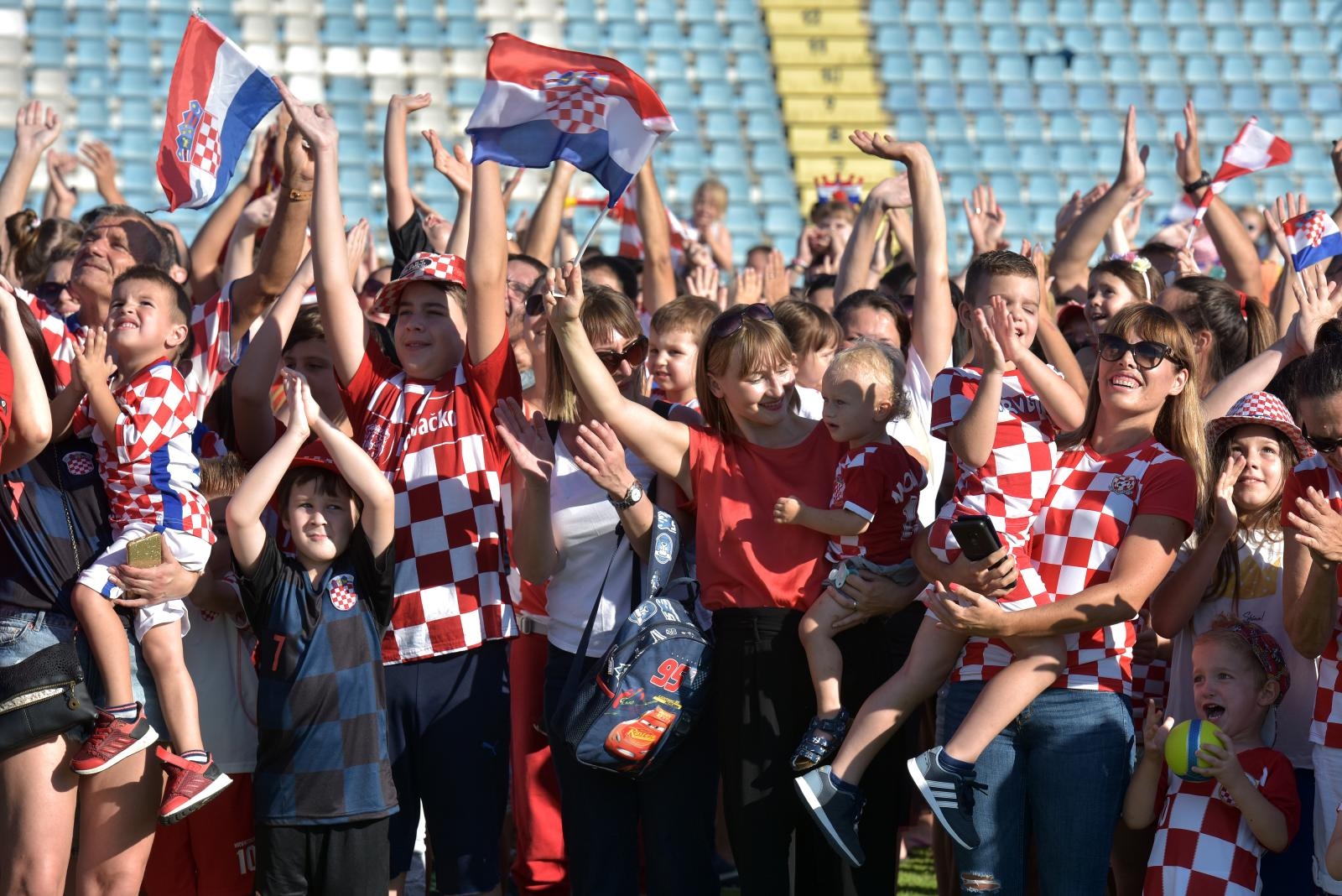 Šime Strikoman i nekoliko stotina Zadrana u Stanovima snimili milenijsku fotografiju u podrške Vatrenima Šime Strikoman i nekoliko stotina Zadrana u Stanovima snimili milenijsku fotografiju u podrške Vatrenima