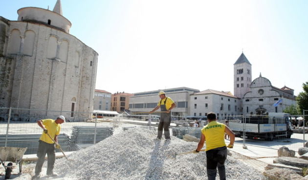 Zadar, 150709.
Poceli su pripremni radovi na rimskom Forumu za koncert Jose Carrerasa. Radnici tvrtke Ploter nasipavaju teren.
Foto: Vladimir Ivanov / CROPIX