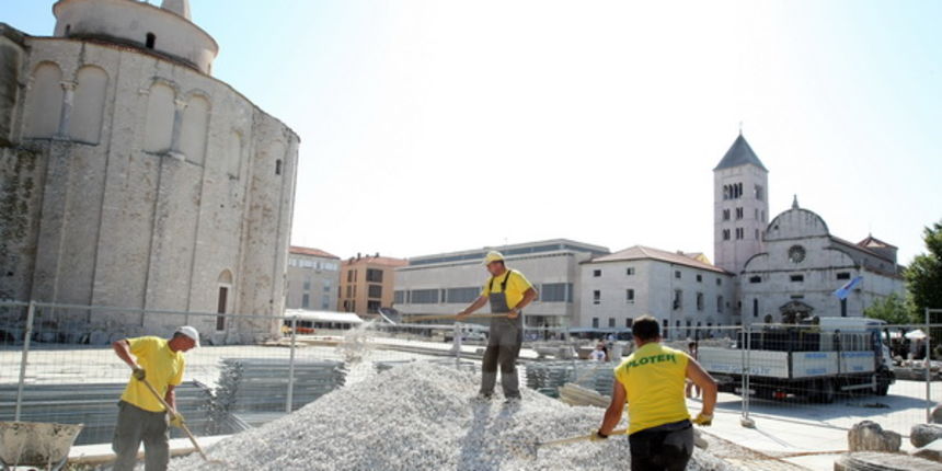 Zadar, 150709.
Poceli su pripremni radovi na rimskom Forumu za koncert Jose Carrerasa. Radnici tvrtke Ploter nasipavaju teren.
Foto: Vladimir Ivanov / CROPIX