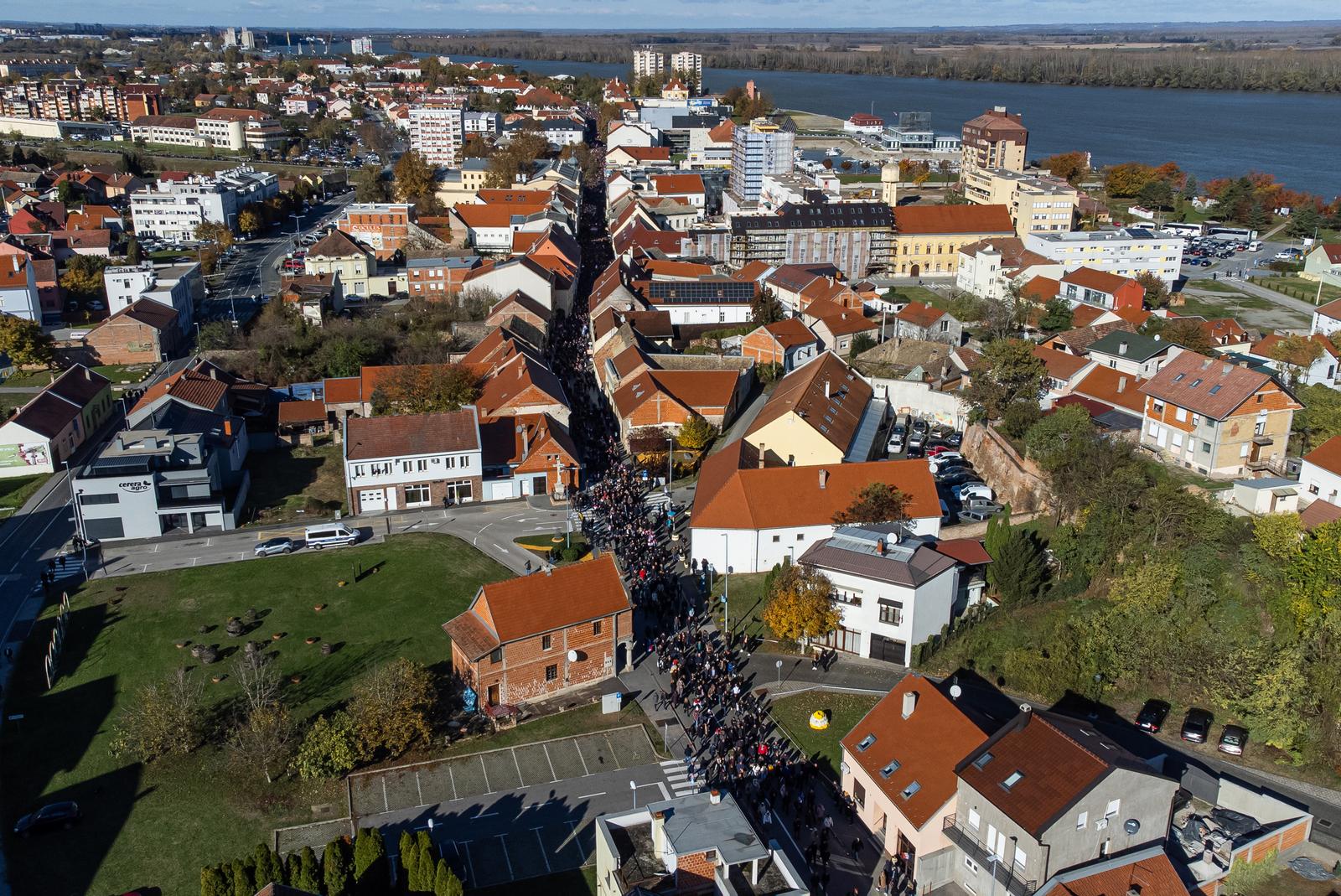 Vukovar: Kolona sjećanja iz zraka Vukovar: Kolona sjećanja iz zraka