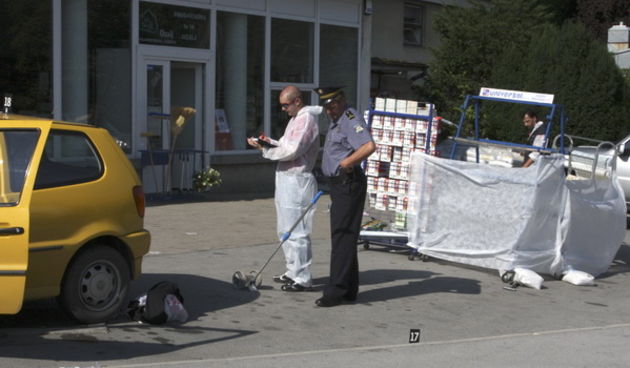 Ozalj, 060709. U centru Ozlja dogodilo se dvostruko ubojstvo. Mirko Mihicanec (50) iz pistolja je  ubio nevjencanu suprugu i njezinu majku. Policija na mjestu dogadjaja vrsi uvidjaj. Foto: Mario Pusic / CROPIX