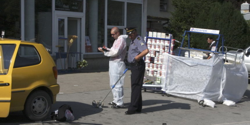 Ozalj, 060709. U centru Ozlja dogodilo se dvostruko ubojstvo. Mirko Mihicanec (50) iz pistolja je ubio nevjencanu suprugu i njezinu majku. Policija na mjestu dogadjaja vrsi uvidjaj. Foto: Mario Pusic / CROPIX Ozalj, 060709. U centru Ozlja dogodilo se dvostruko ubojstvo. Mirko Mihicanec (50) iz pistolja je ubio nevjencanu suprugu i njezinu majku. Policija na mjestu dogadjaja vrsi uvidjaj. Foto: Mario Pusic / CROPIX