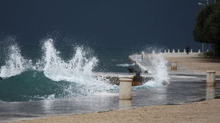 Zadar, 261110.
Oko 13 sati na grad Zadar srucilo se grmljavinsko nevrijeme praceno jakom kisom i tucom, te stvorilo probleme u prometu.
Na fotografiji: zadarska riva malo prije nevremena.
Foto: Vladimir Ivanov / CROPIX