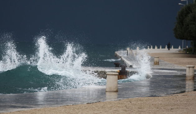 Zadar, 261110.
Oko 13 sati na grad Zadar srucilo se grmljavinsko nevrijeme praceno jakom kisom i tucom, te stvorilo probleme u prometu.
Na fotografiji: zadarska riva malo prije nevremena.
Foto: Vladimir Ivanov / CROPIX