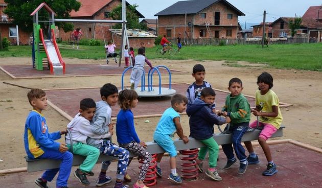 UNICEF i Grad financirali su izgradnju novog djecjeg igralista u naselju Josip Rimac u kojem zivi velik broj romskih obitelji.