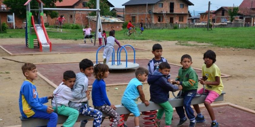 UNICEF i Grad financirali su izgradnju novog djecjeg igralista u naselju Josip Rimac u kojem zivi velik broj romskih obitelji. UNICEF i Grad financirali su izgradnju novog djecjeg igralista u naselju Josip Rimac u kojem zivi velik broj romskih obitelji.