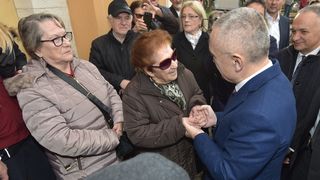 Kolinda Grabar Kitarović s albanskim predsjednikom susrela se sa stanovnicima Arbanasa Kolinda Grabar Kitarović s albanskim predsjednikom susrela se sa stanovnicima Arbanasa