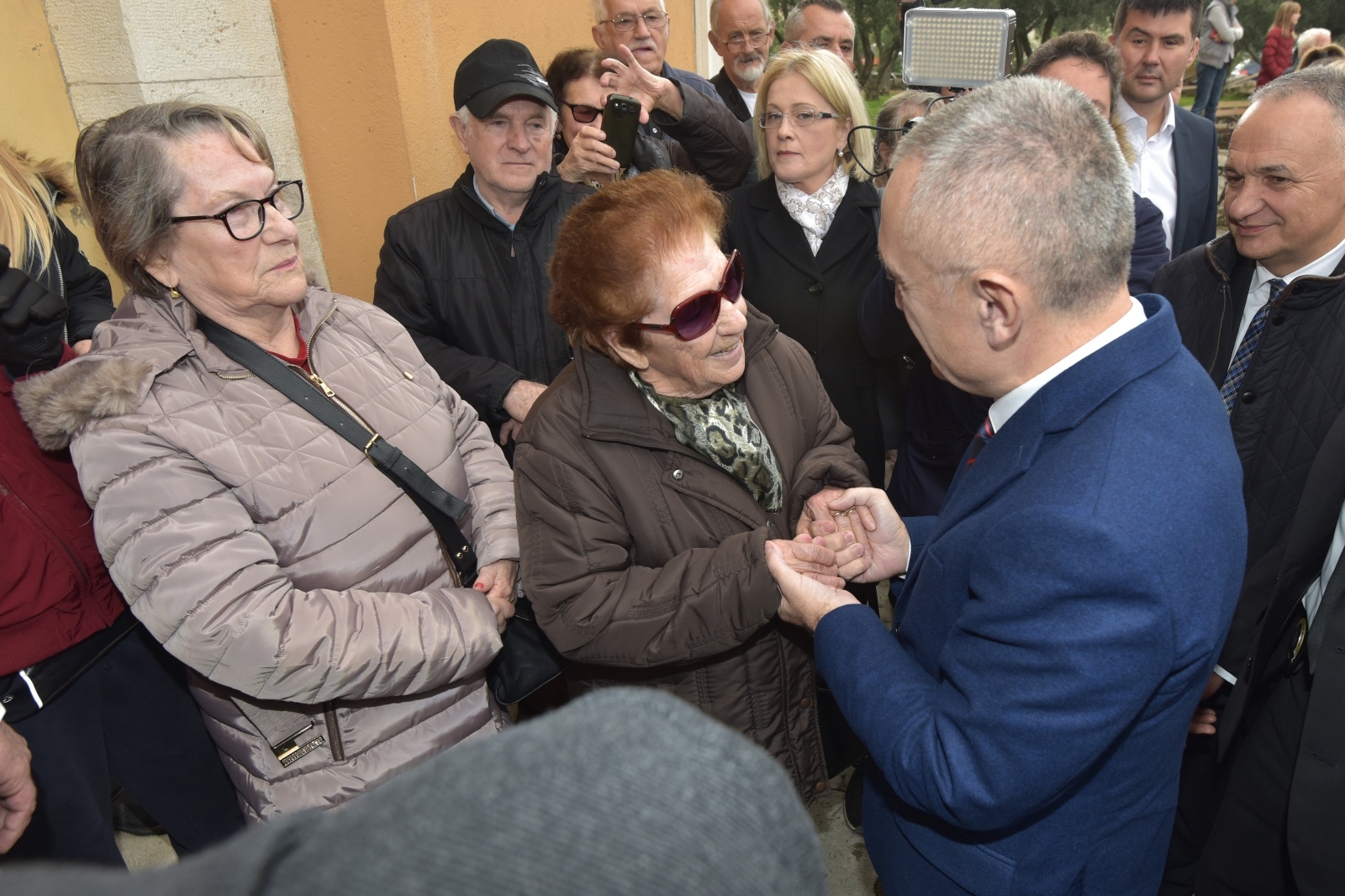 Kolinda Grabar Kitarović s albanskim predsjednikom susrela se sa stanovnicima Arbanasa Kolinda Grabar Kitarović s albanskim predsjednikom susrela se sa stanovnicima Arbanasa