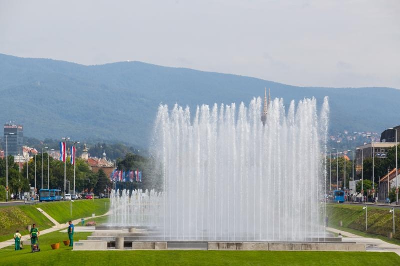 Zagreb: Novouređene fontane u Ulici Hrvatske bratske zajednice puštene u rad Zagreb: Novouređene fontane u Ulici Hrvatske bratske zajednice puštene u rad