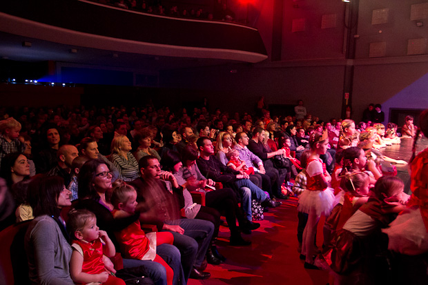 Plesna čestitka Zadarskog plesnog ansambla, Foto: Leo Banić Plesna čestitka Zadarskog plesnog ansambla, Foto: Leo Banić